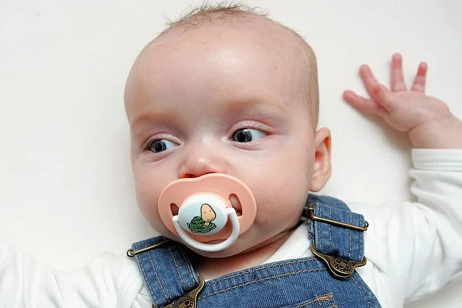 Необычные пустышки для новорожденных. Ребенок с сосочкой. Как называют соску младенца. Пустышка силиконовая ортодонтическая happy baby baby soother 0-12 м. Соска для новорожденного.