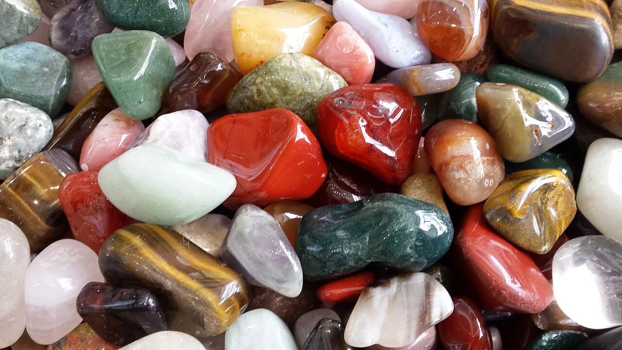 Разнообразие камней. Красивые драгоценные камни. Красивые камушки. Минералы камни. Самоцветные камни.