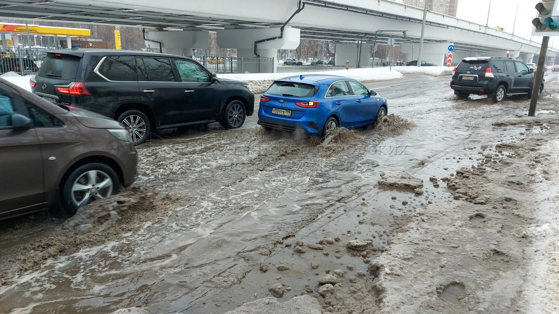 Когда примерно растает снег. Тает снег в Москве. Снегопад на дороге. Москва снег лужи. Лужи в Москве сегодня.