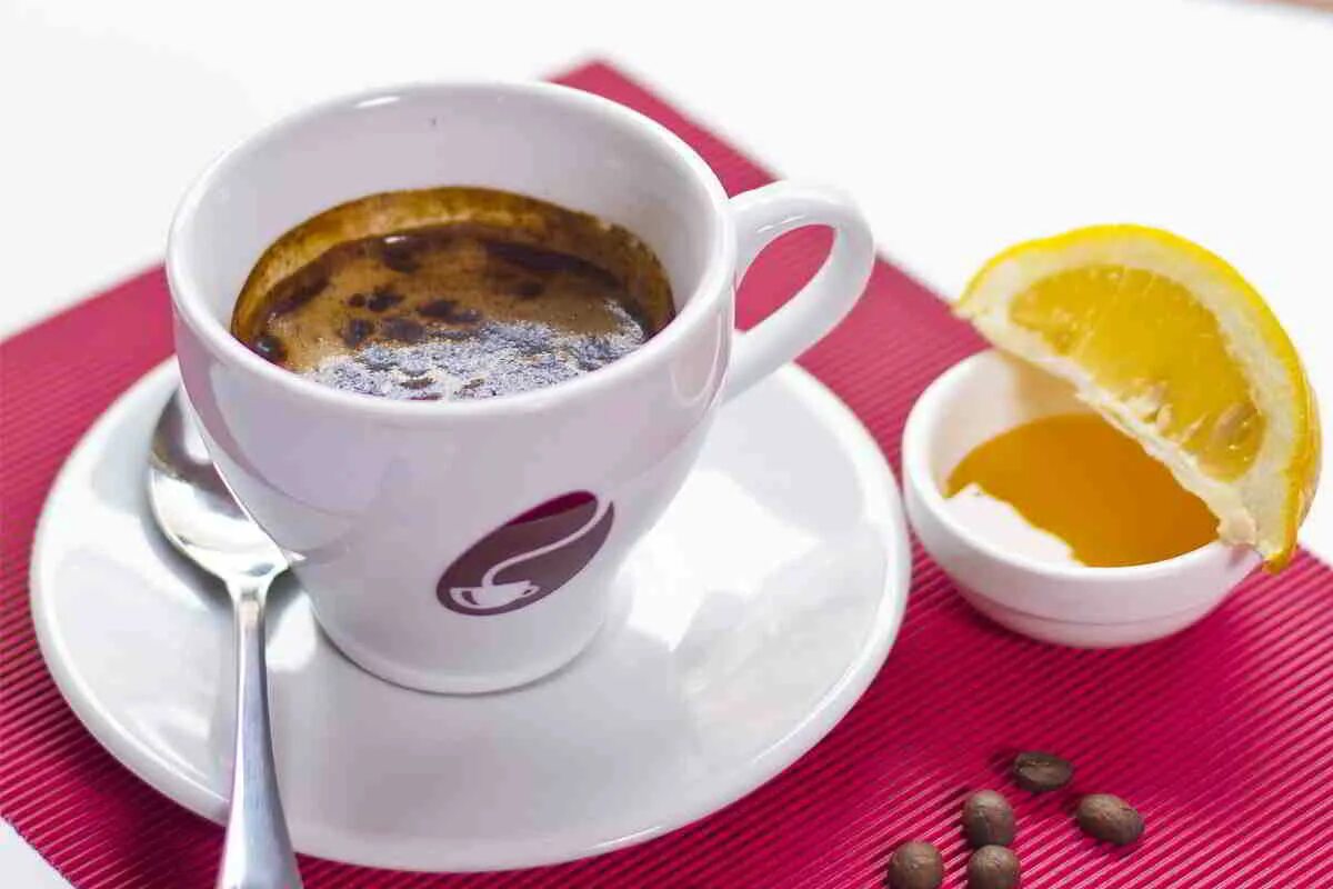 Кофе с молоком и лимоном. Имбирный чай. Кофе с лимоном. Американо с лимоном. Кофе с молоком и лимоном что будет.