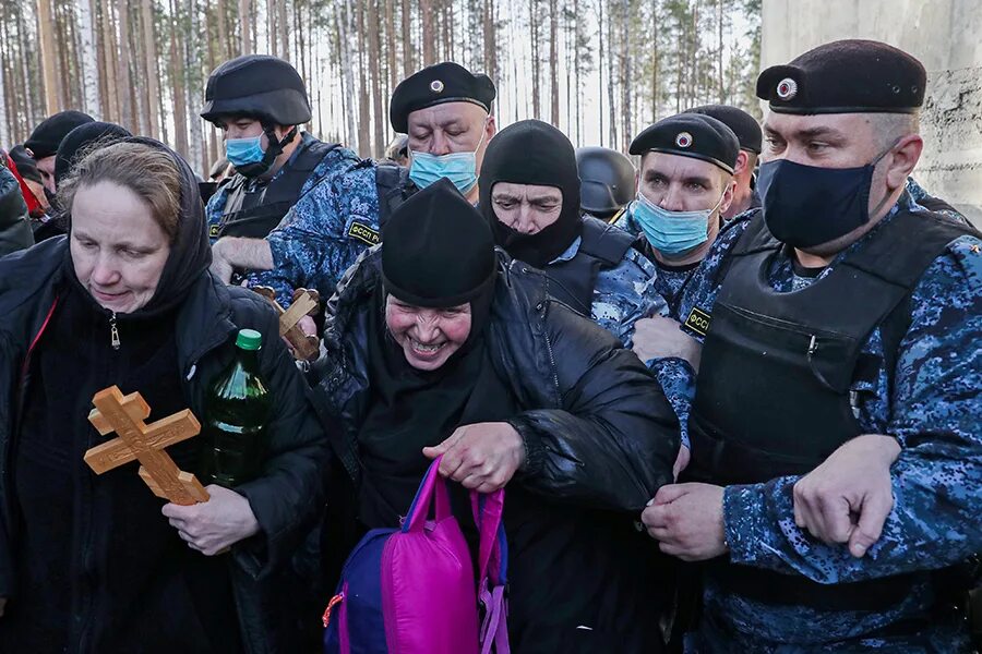 Захват Среднеуральского женского монастыря. Среднеуральский женский монастырь. Штурм женского монастыря. Монахини Среднеуральского женского монастыря. Захват женщин