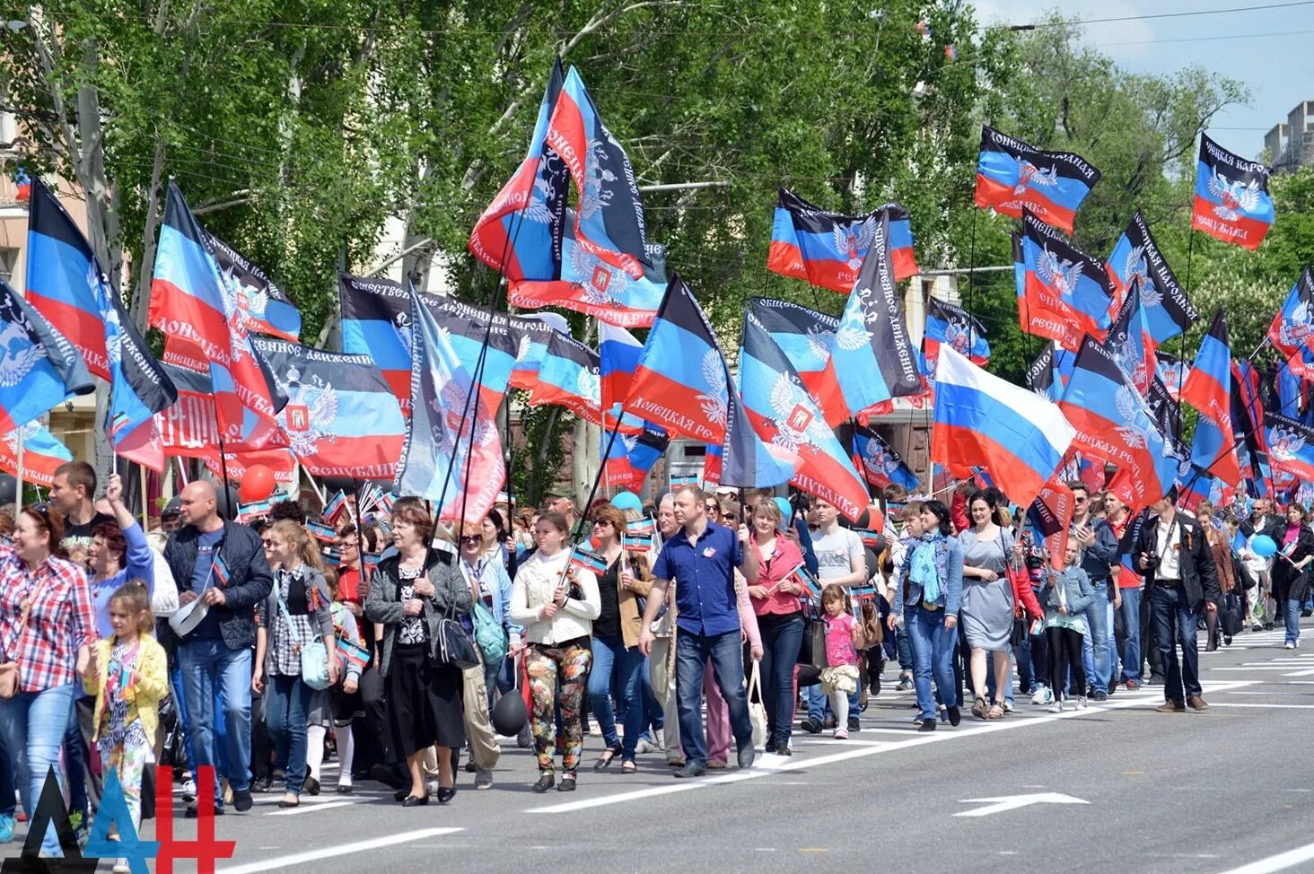 Новости донбасс лнр днр в контакте. День Республики ДНР. Шествия. Донецк 11 мая. Праздничное шествие на день города.