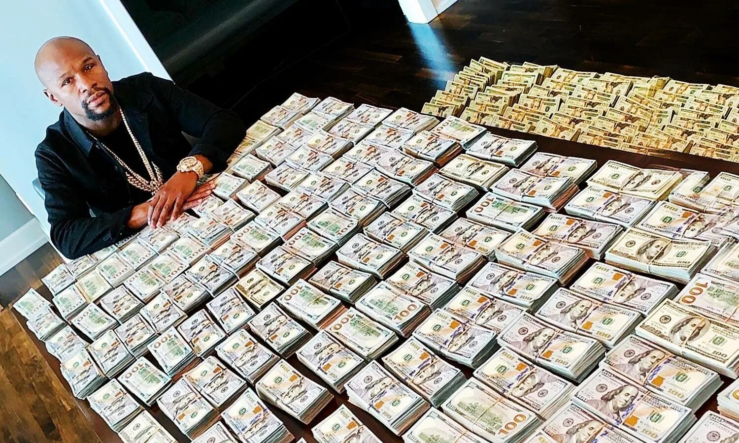 Сколько 10 млн долларов. Флойд Мейвезер с деньгами. Флоидмайвезер с деньгами. Флойд Мейвезер с баблом. Флойд Мейвезер 10 миллион долларов.