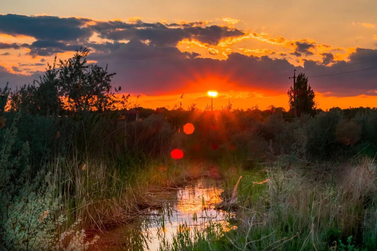 астрахань набережная волги. закат в астрахани. заход солнца в астрахани. ковыльная степь закат волгоградская область. озеро солнечное шадринск мистика.