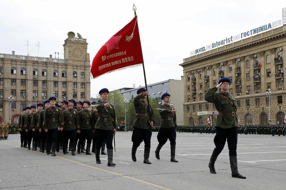 9 мая 2021 года. Парад Победы 2021 в Волгограде. Российская армия парад. Парад 9 мая Россия. Военная полиция парад.