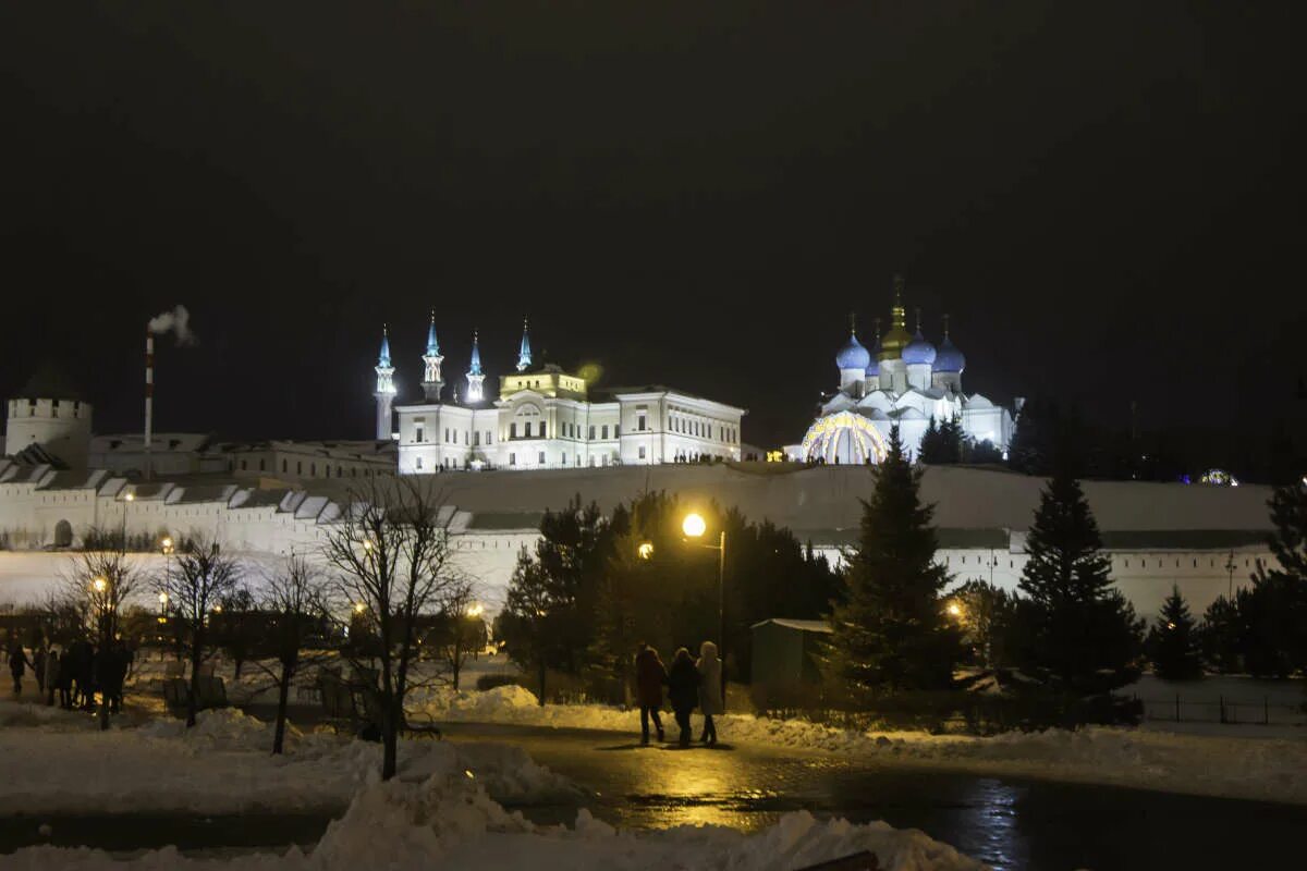 Казань новый год 2018 фото. Новогодняя казань кремлевская. Казань новый год. Ханский двор казань 2021. Ночная зимняя казань 2022 год.
