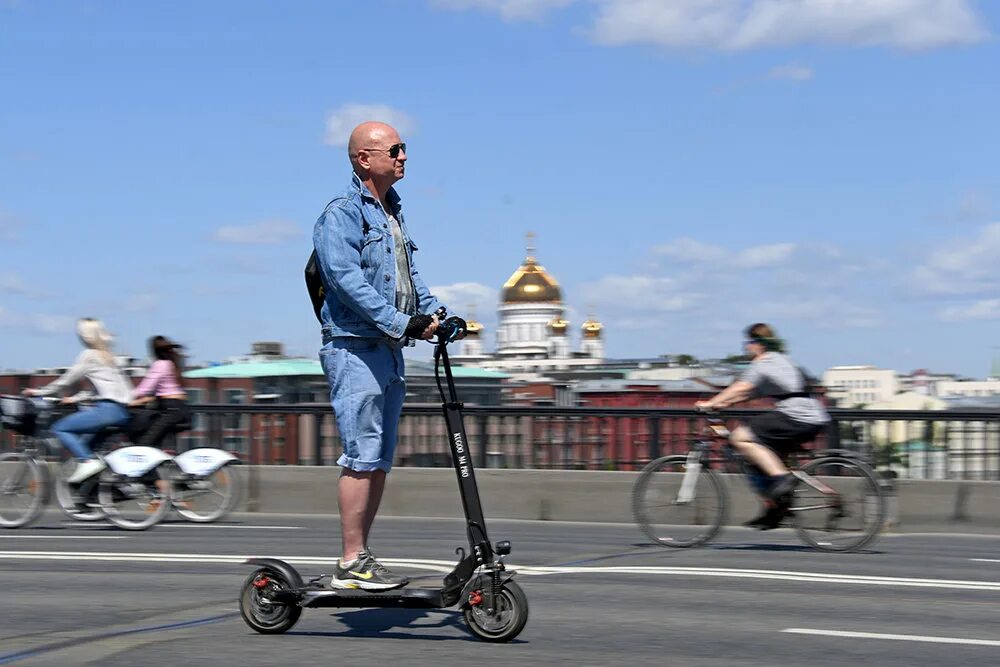 Человек на самокате. Человек на электросамокате. Самокат велосипед. Езда на самокате.