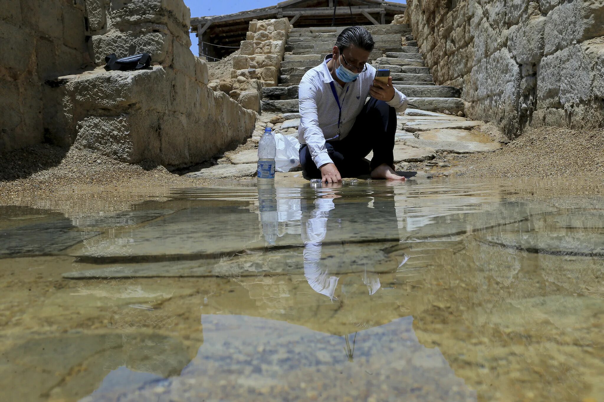 12 Камней в реке Иордан. Река Иордан крещение. Иордания река Иордан крещение. Омовение в реке Иордан.