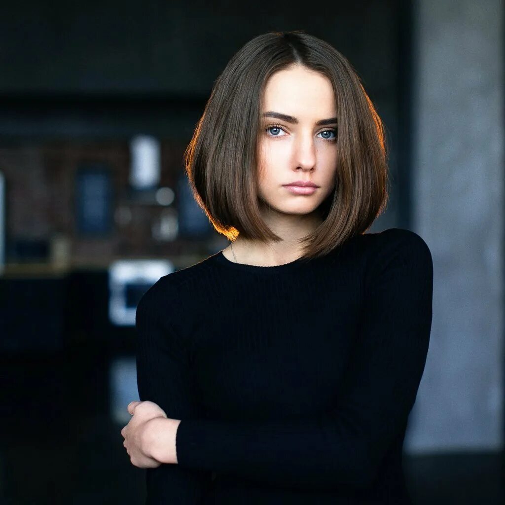 Асимметричное каре любовь аксенова. Боб каре лесенка и каскад. Каре волосы у девушек. Каре блант боб 2020. Каре волосы у девушек.