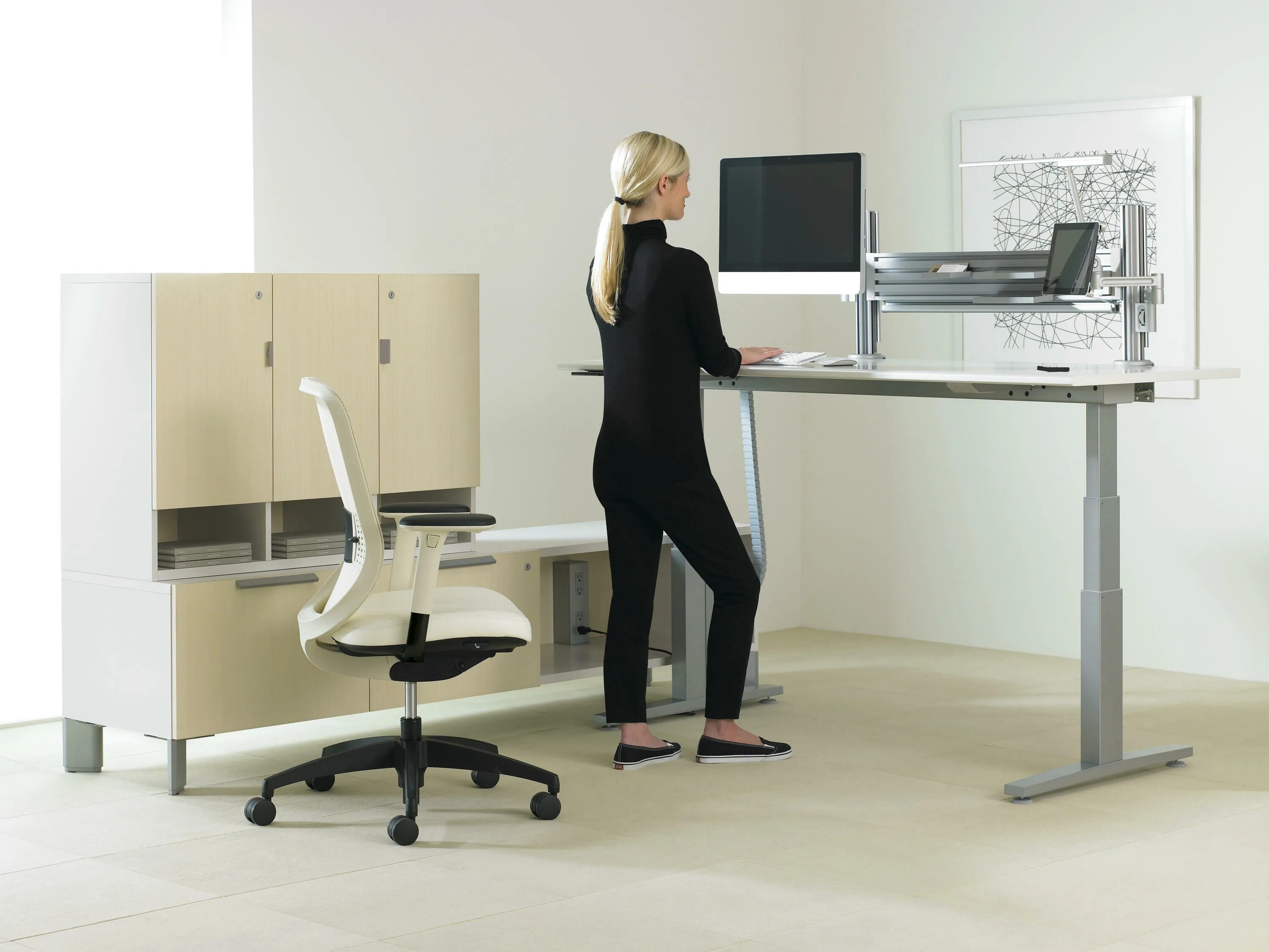 Standing desk. Высокие столы для офиса. Письменный стол для высоких людей. Письменный стол для работы стоя. Стол для работы стоя.