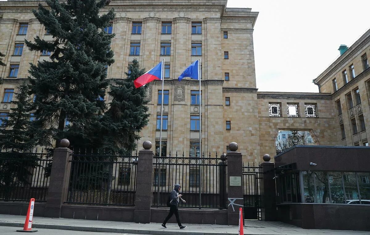Посольство чехии. Чешское посольство в москве. генеральное консульство россии в чехии. посольство чехии в тбилиси. американское посольство в чехии.