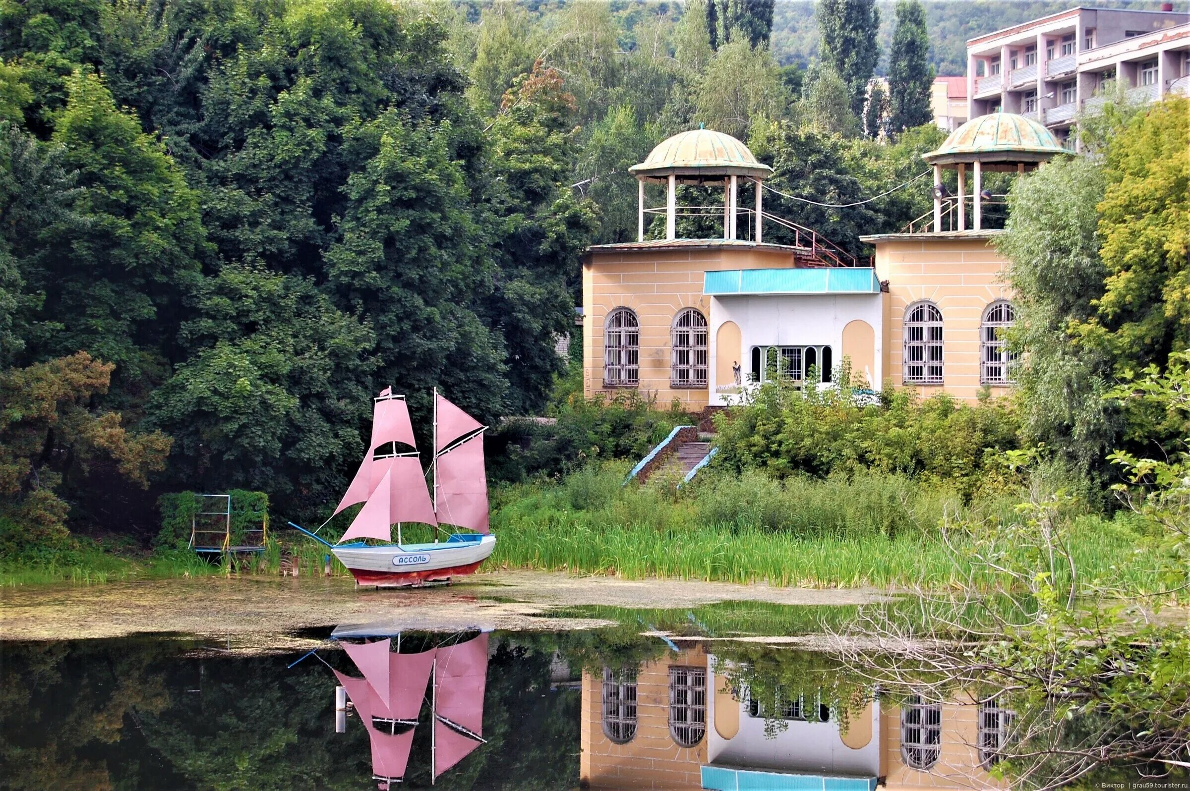саратов октябрьское ущелье осень. кумысная поляна саратов. санатории саратовской области октябрьское ущелье. пруд у санатория октябрьское ущелье. санаторий октябрьское ущелье саратов пруд.
