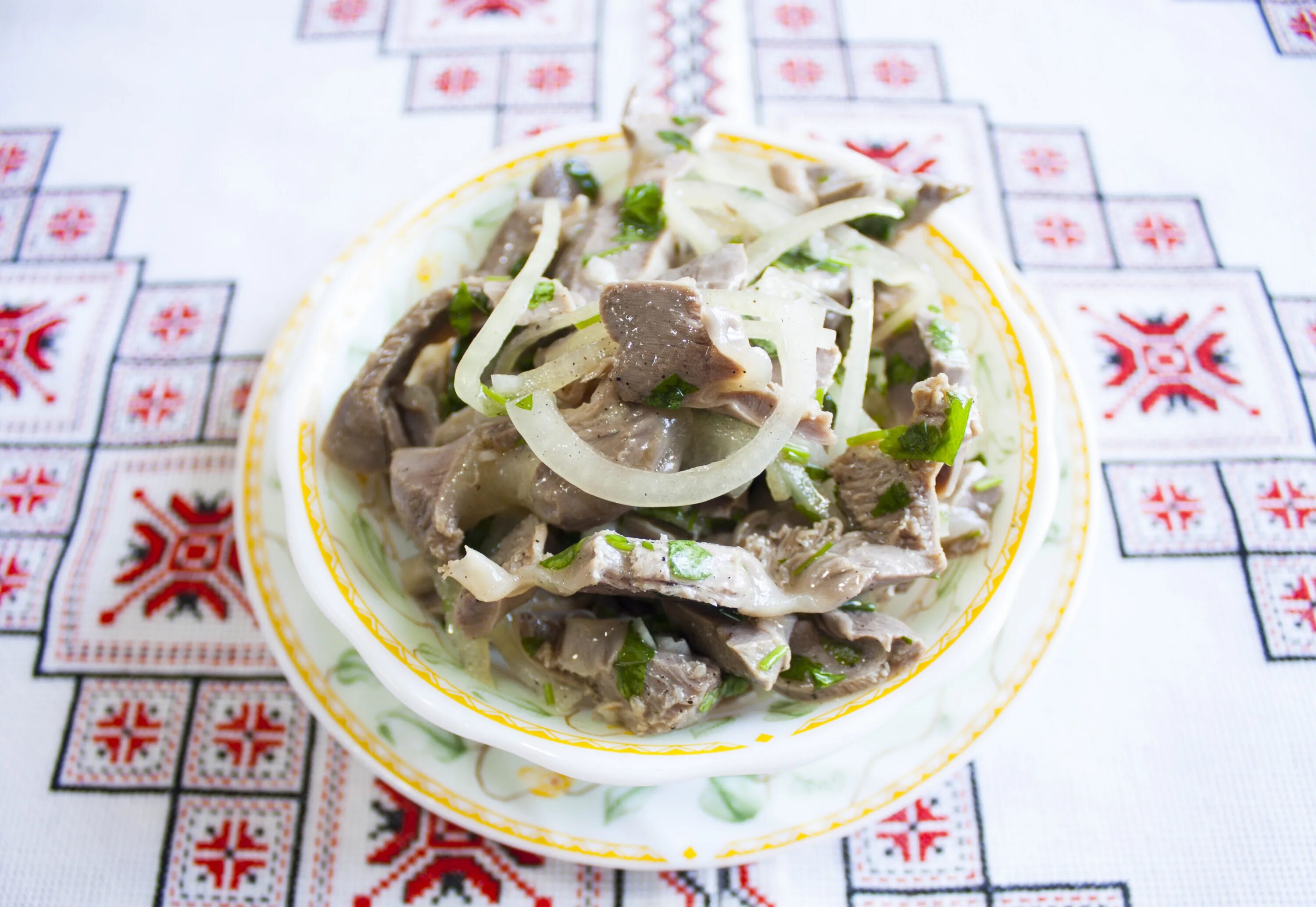 Желудки с маринованным луком салат. Салат из куриных желудочков с маринованным луком. курица с маринованным луком. салат из куриных желудков с маринованным луком. маринованные куриные желудки.