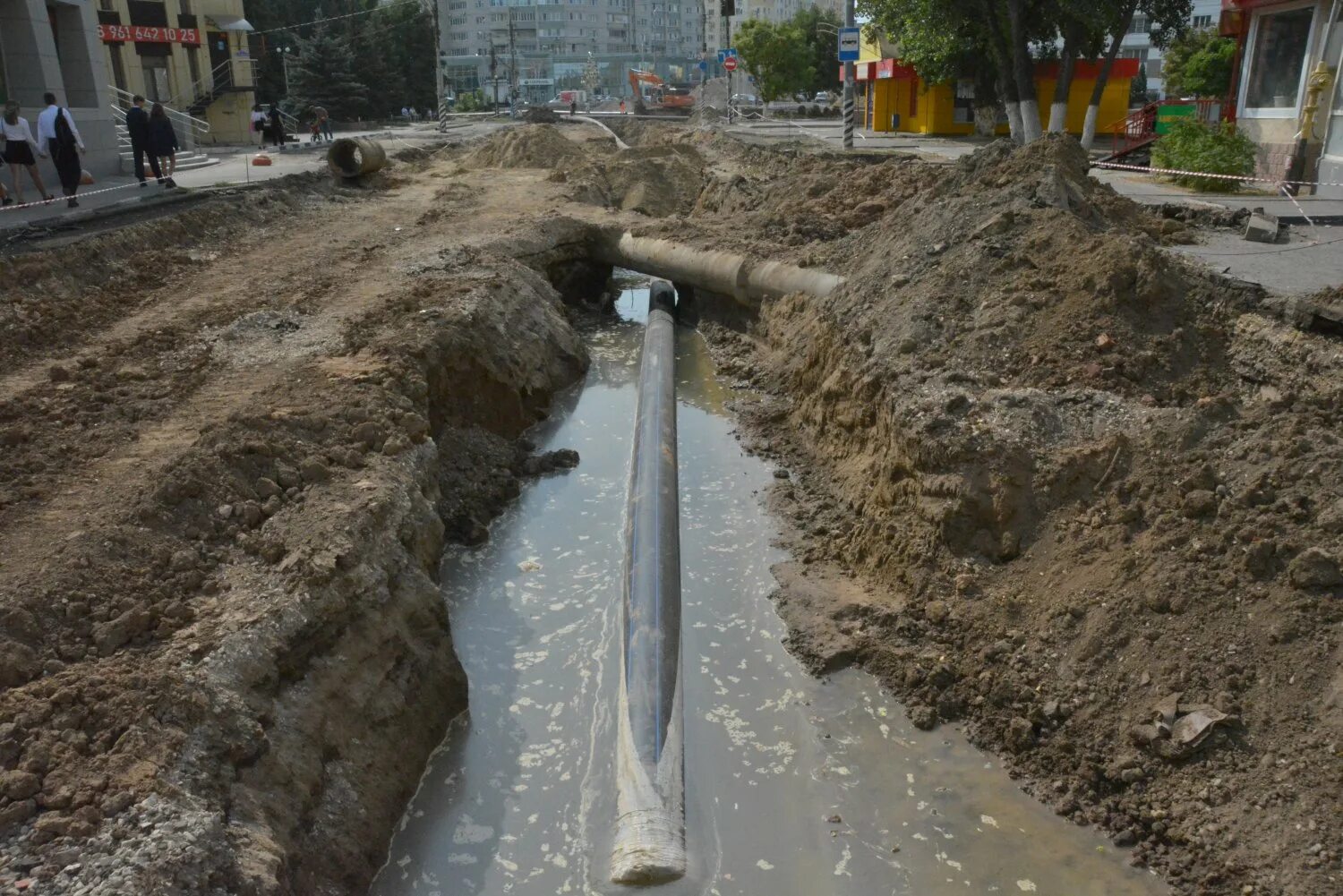 Нет воды энгельс. Строительство тротуара. Водовод. Яма. Отключение водоснабжения.