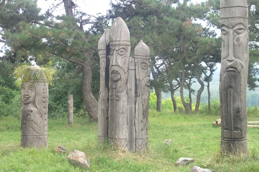Каменное капище. Славянское языческое капище. славянское капище каменные идолы. капище перуна древняя русь. полтавское капище.