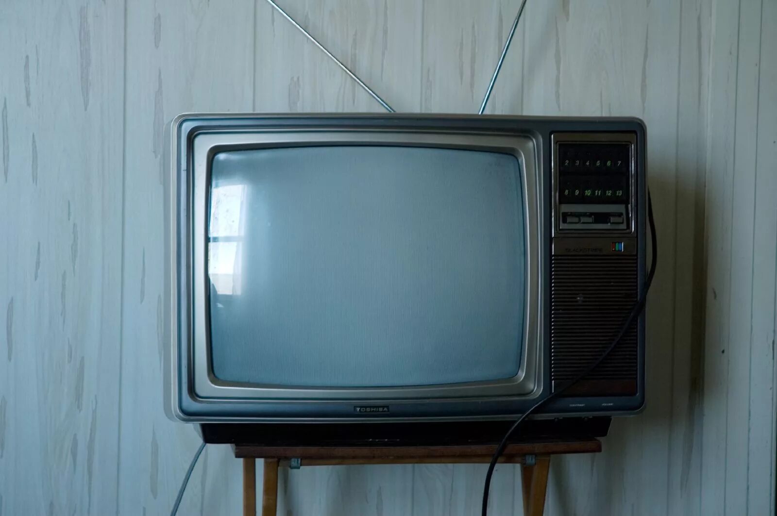 Самый простой телевизор. Старый телевизор. Телевизор старенький. Старинный телевизор. Телевизор 90.
