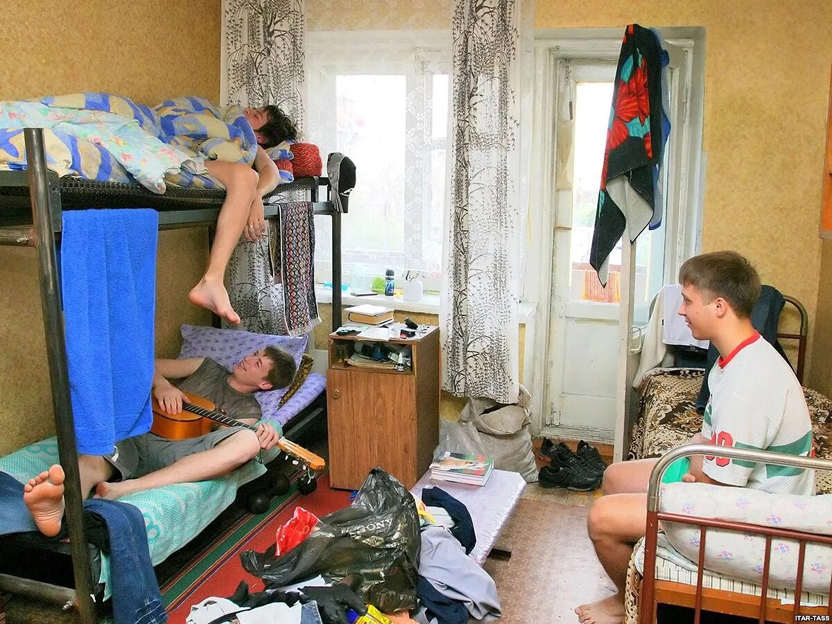Что такое общага. Студенческое общежитие. Студенты в общежитии. Университетское общежитие. Студенческое общежитие в России.