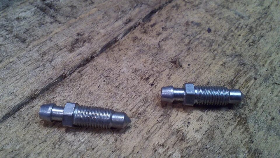 Болт тормозного шланга ваз 2107. Болт штуцер м ваз 2101. Штуцер прокачки ваз 2107. Штуцер передних тормозных. Штуцер передних тормозных.