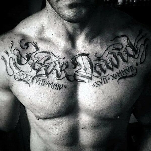 Надпись на груди мужские. Татуировки на грудь. Татуировки мужские. Надпись на грудине мужские. Татуировки для мужчин на груди надписи.