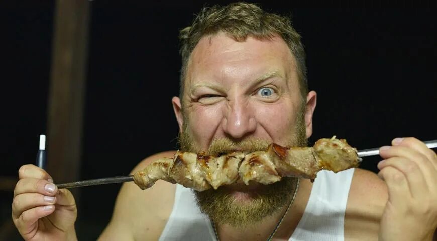 Жрут шашлык. Жрут шашлык