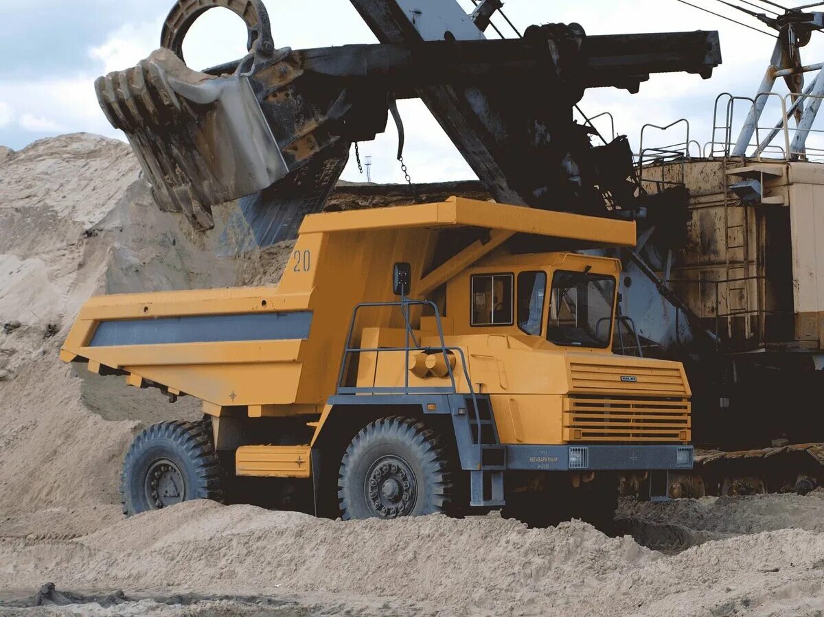 Белаз 75589. Самосвал на карьере. Карьерный самосвал komatsu 90 тонн. Грузовик с щебнем. Самосвал на карьере.