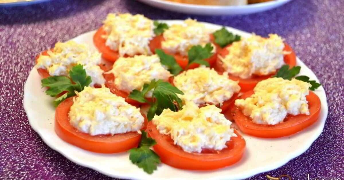 Как приготовить помидоры с сыром и чесноком. Закуска помидоры с сыром. помидоры под сыром. закуска помидоры с сыром и чесноком. закуска с сыром и чесноком.