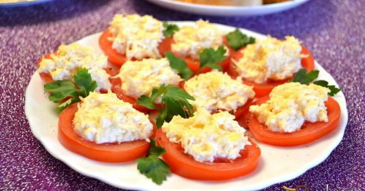 Рецепт закуски помидоры с чесноком. Закуска помидоры с сыром. Помидоры под сыром. Закуска помидоры с сыром и чесноком. Закуска с сыром и чесноком.