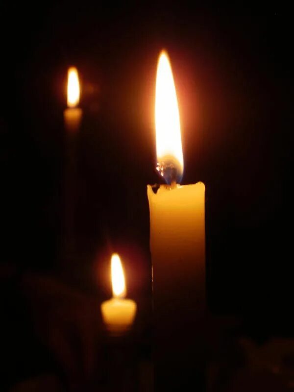 Свеча за упокой. Церковная свеча за упокой. Свеча об упокоении. Панихидная свеча. Свечи панихида.