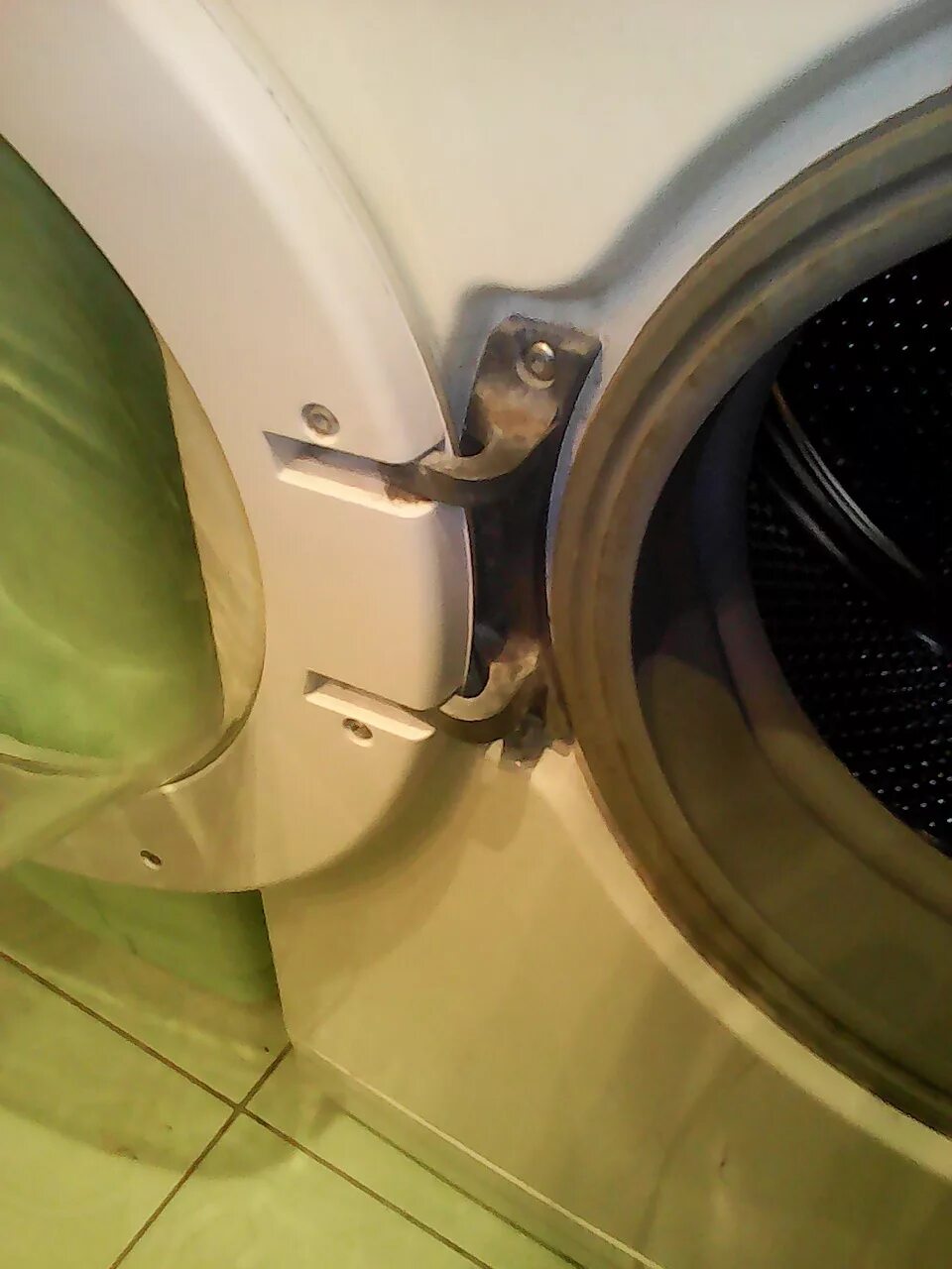 Как починить дверцу стиральной машины. Петля дверцы стиральной машины самсунг. Барабан стиральной машинки самсунг. Механизм дверцы стиральной машины бош. Как починить дверцу стиральной машины.