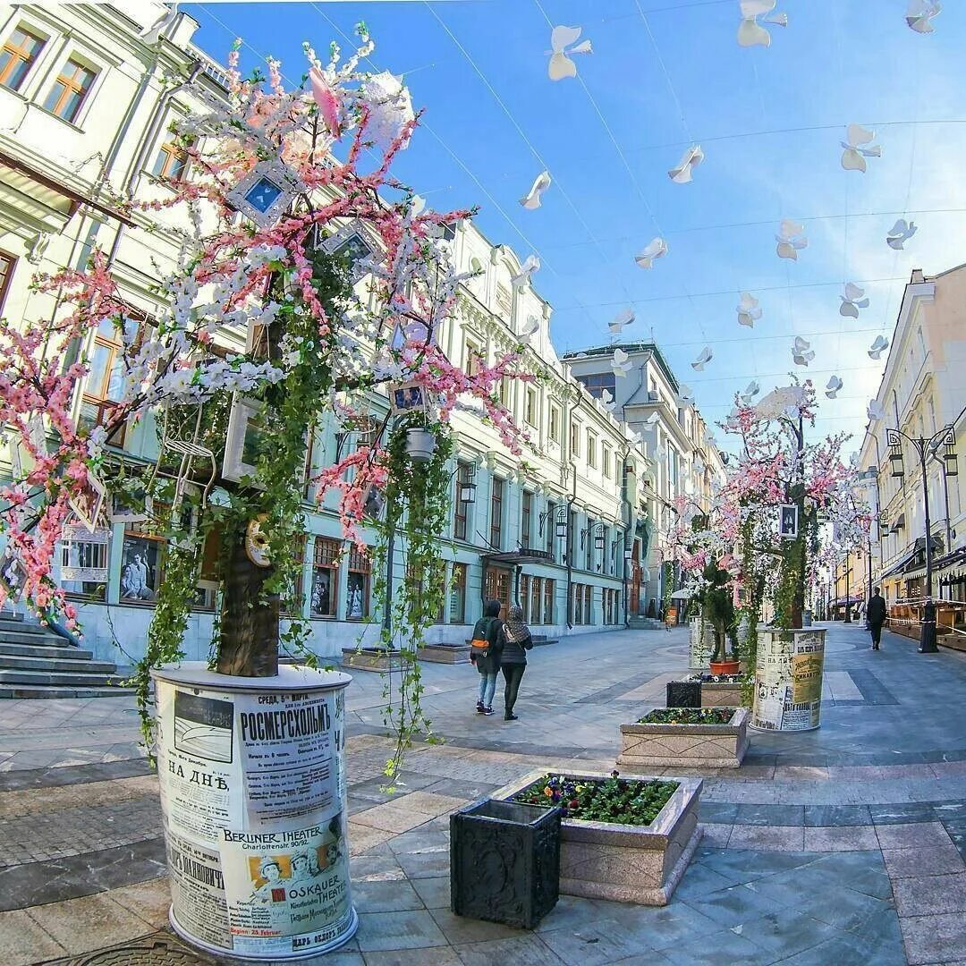 Весенний город. Весенние улицы города. Город весной.