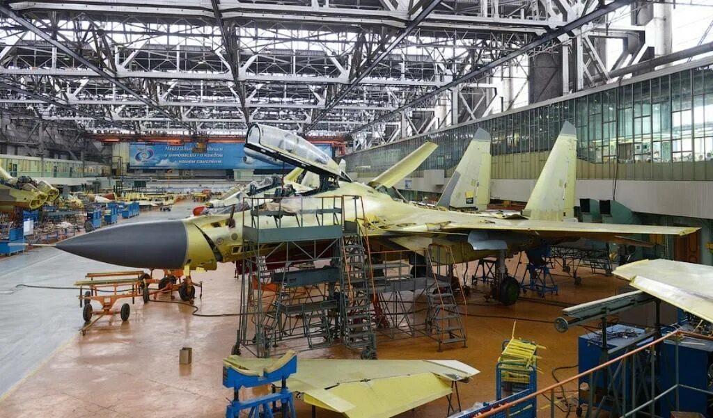 Самолет строится. Су 30 иркутский авиационный завод. самолеты иркутского авиационного завода. иркутский авиазавод (иаз). авиационный завод самара цех 34.