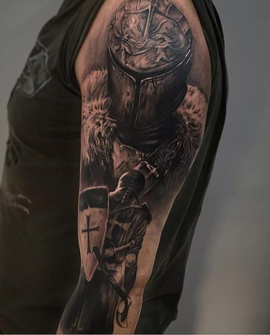 Тату рыцарь с мечом на предплечье. Татуировка рыцарь. Тату рыцарь крестоносец. Тевтонский рыцарь тату. Татуировка рыцарь.