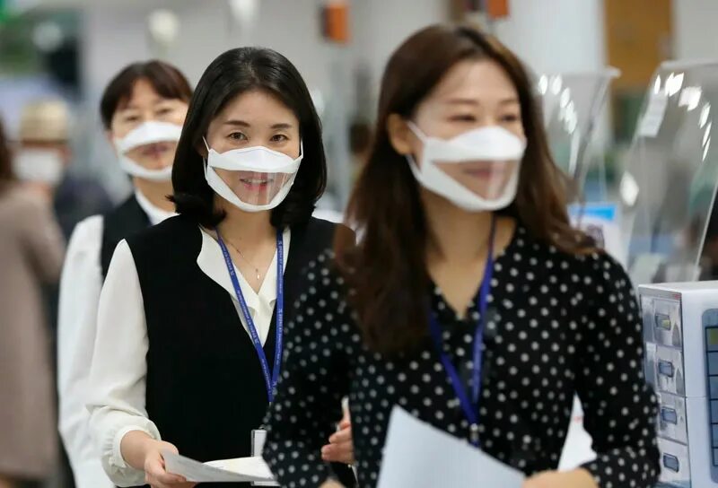 Корейские медицинские маски. Кореец в маске. Маска медицинская прозрачная. Южная Корея маски.