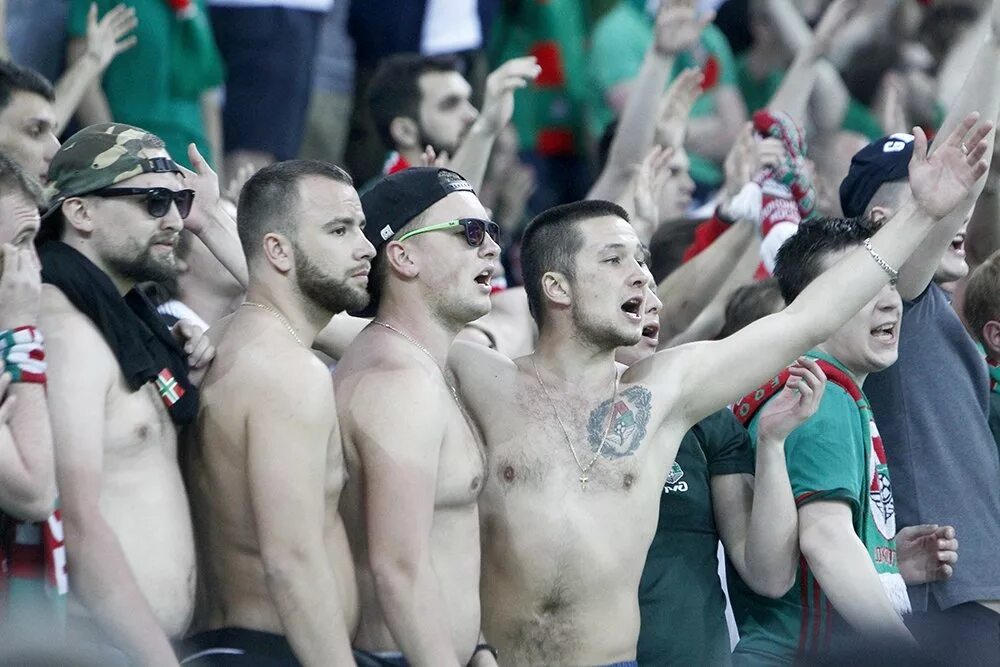 футбольный фанат курапов. фанаты на выезде. локо ультрас. футбольные хулиганы. толпа футбольных фанатов.