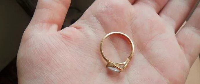 Сломанное золотое кольцо. Кольцо на руке мужчины. Кольцо на ладони. Кольцо на ладони мужчины. Сломанное кольцо.
