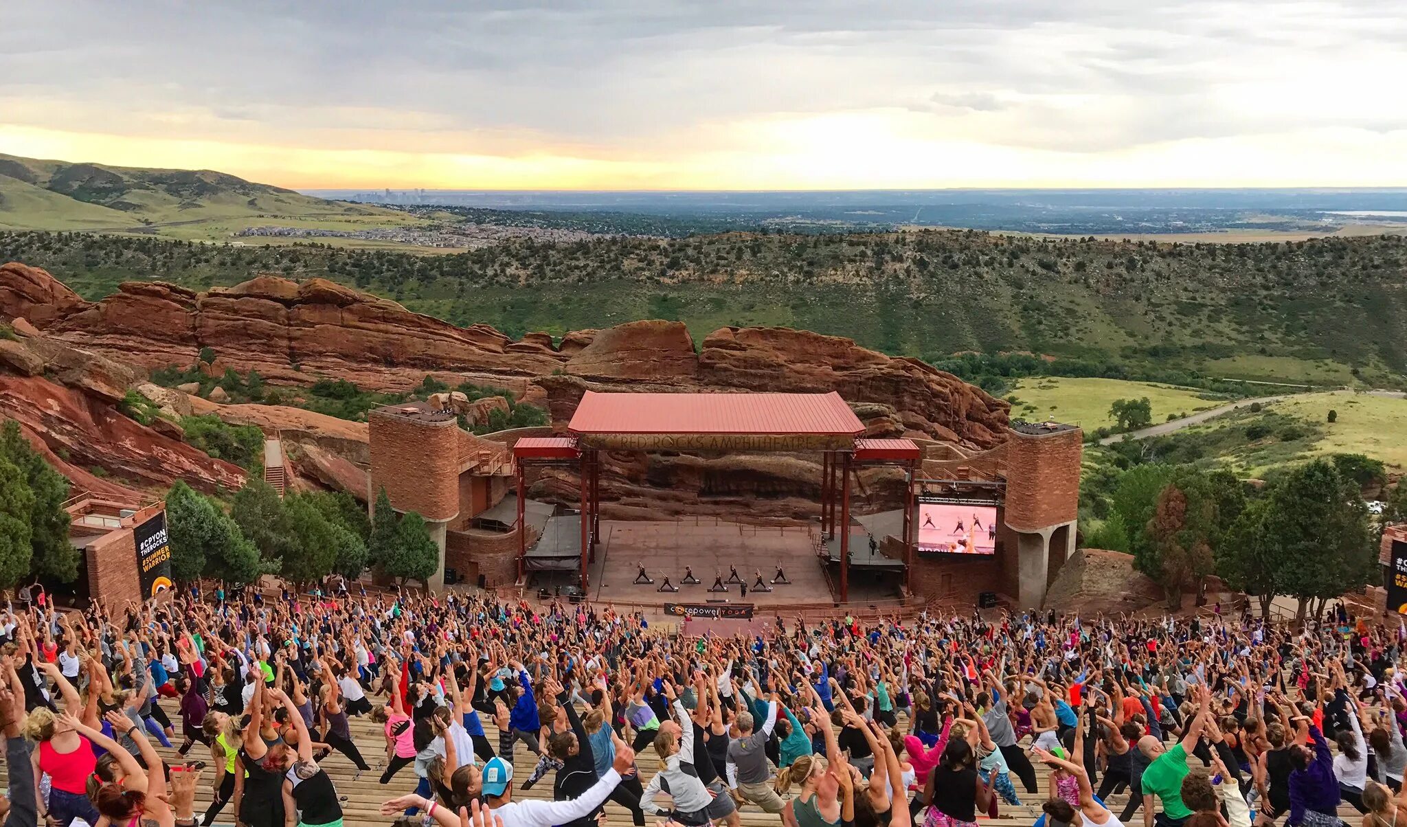 Форум ред рок. Ред Рокс амфитеатр. Red Rocks Park and Amphitheatre. Скала большой амфитеатр. Амфитеатр ред рок арт.