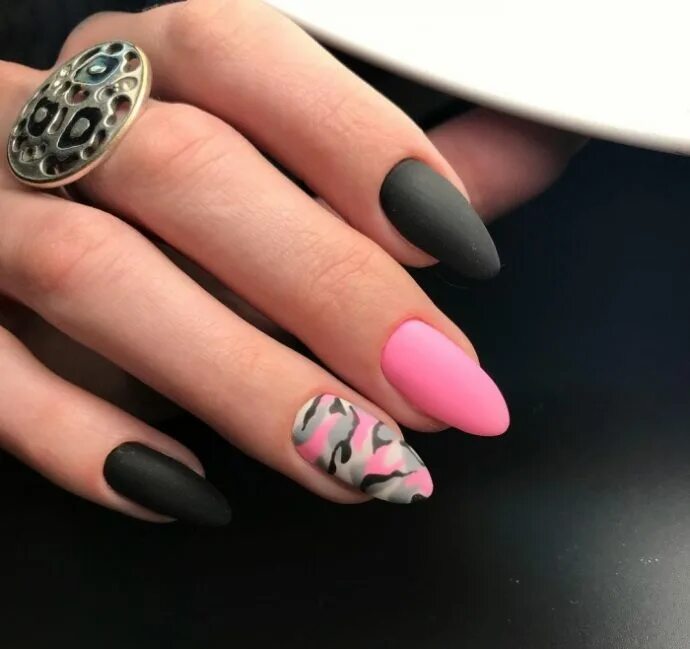 Маникюр 23. Ногти 20 22. Маникюр на 23 февраля 2020. Маникюр серый камуфляж. Маникюр чёрный с белым фото.