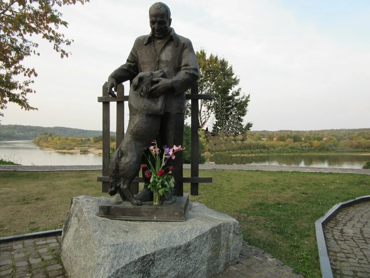 Памятник паустовскому. Памятник Паустовскому в Тарусе. Памятник к.г Паустовскому Таруса. Паустовский в Тарусе. К Г Паустовский памятник.