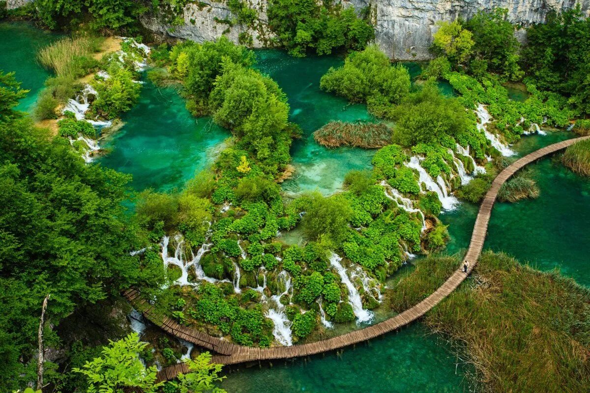 Прекрасные места 2020. Плитвицкие озёра Хорватия. Национальный парк Плитвицкие озера Хорватия. Плитвицкие озёра Хорватия фото. Плитвицкие озера - крупнейший национальный парк Хорватии.