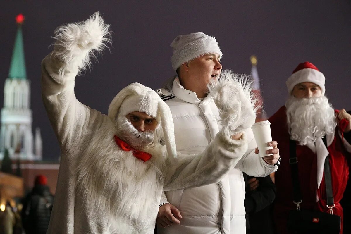 Новогодняя премия в россии. Новогодняя елка с деньгами. Новогодняя премия сотрудникам. Новогодняя премия сотрудникам. Новогодняя премия сотрудникам.