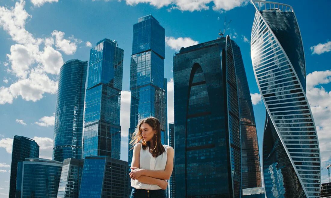 Москва сити человек. Москва Сити. Девушка на фоне небоскребов. Фотосессия на фоне небоскребов. Человек на фоне Москва Сити.
