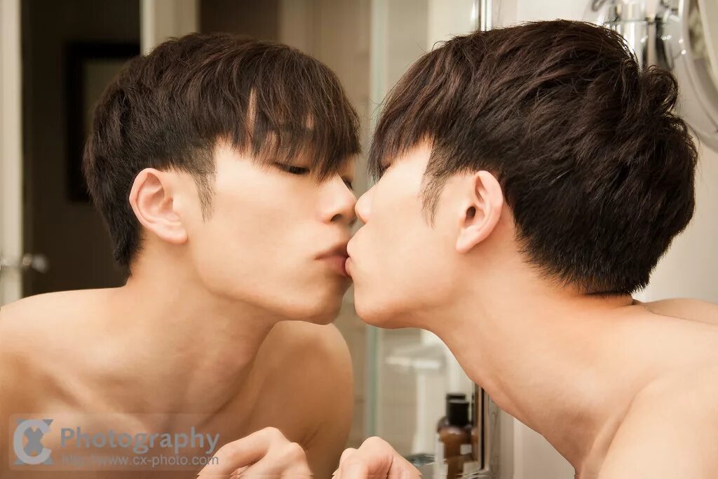 Японский поцелуй. Азиатские парни поцелуй. Би парни. Корейские парни занимаются.