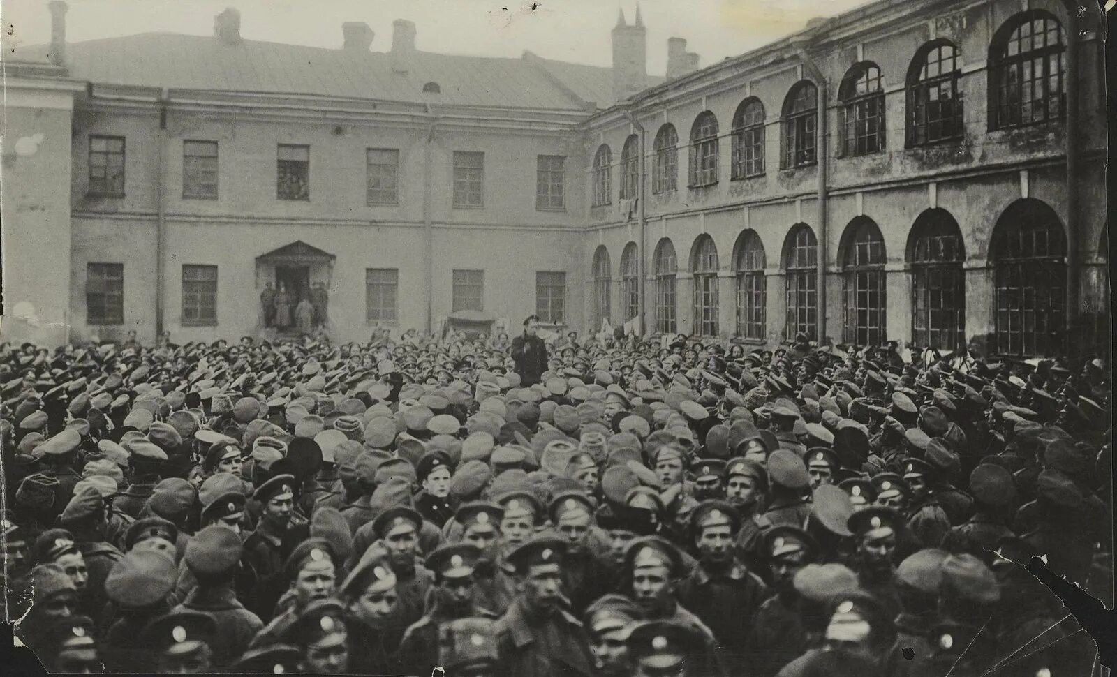 Митинг 1917. Революция в России 1917. Russian Revolution 1917. Revolutions of 1917 in Russia.. Петровские казармы Москва 1917.