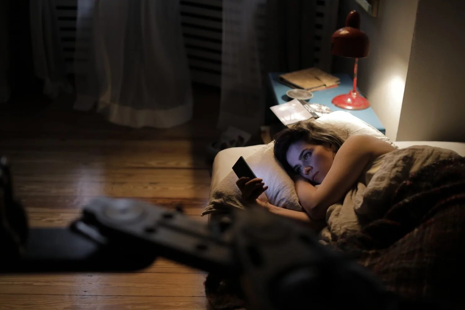 Ричард мэдден ромео и джульетта. Лили джеймс джульетта. Объятия в фильмах. Объятия в кинофильмах. Любовь между строчек.