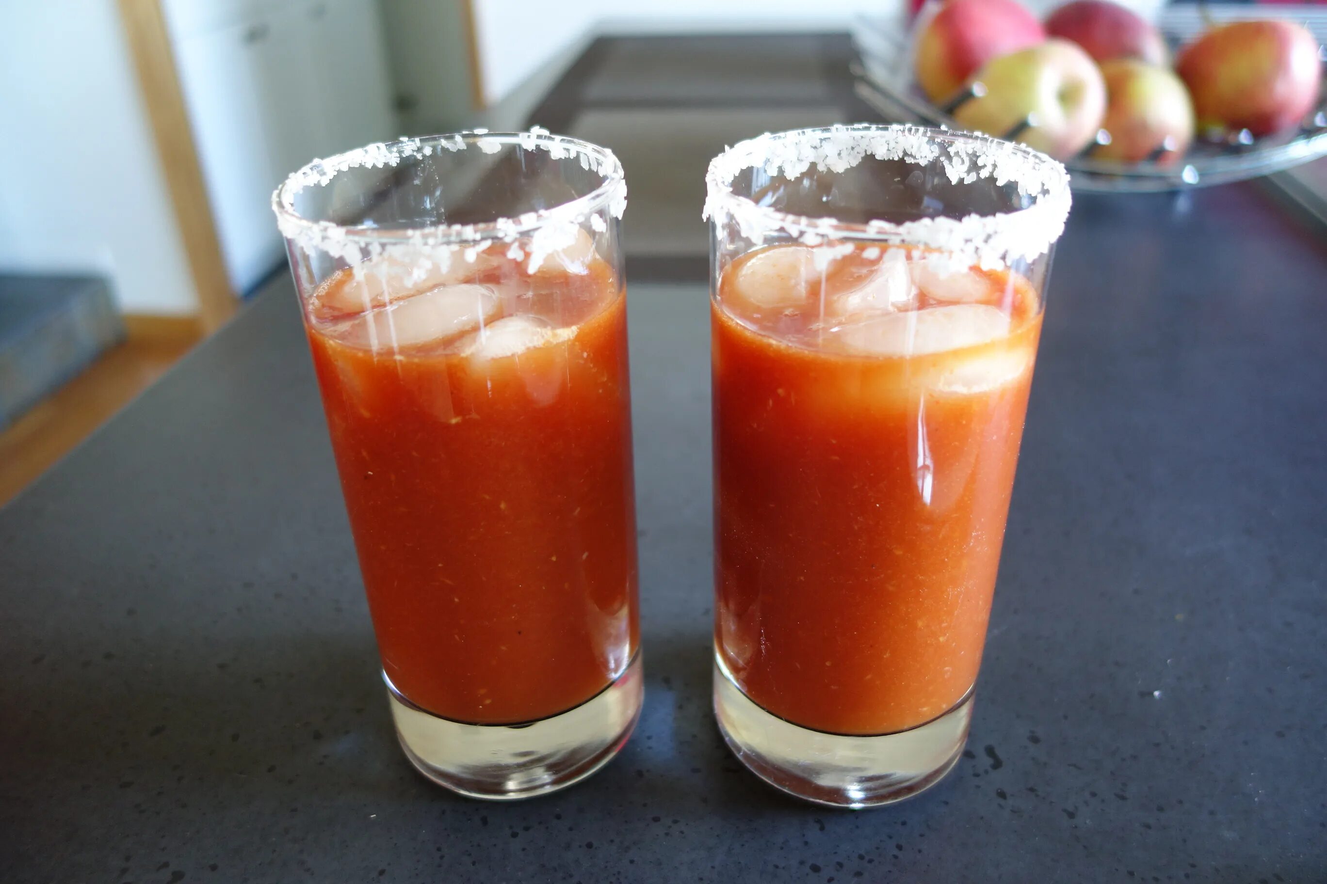 яичный ликер. коктейль с яичным белком. ликер яичный а-ля "адвокат". яичный коктейль. коктейль из яиц и молока.