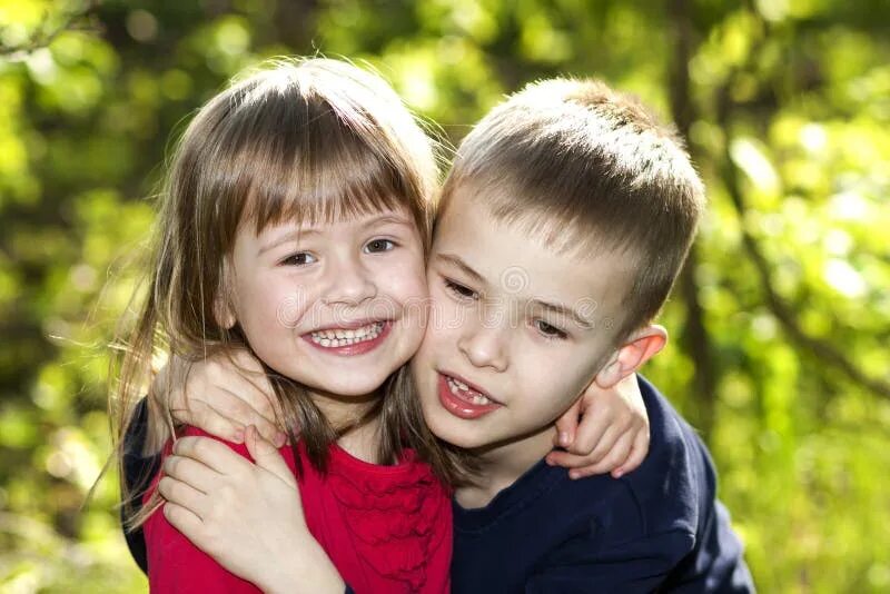 Беловолосые брат и сестра дети. Девочка обнимает мальчика Веселые. Two smiling little sisters embracing видеоролик Фотобанк Лори. Милая Дружба десятилетних брата и сестры. Two cute