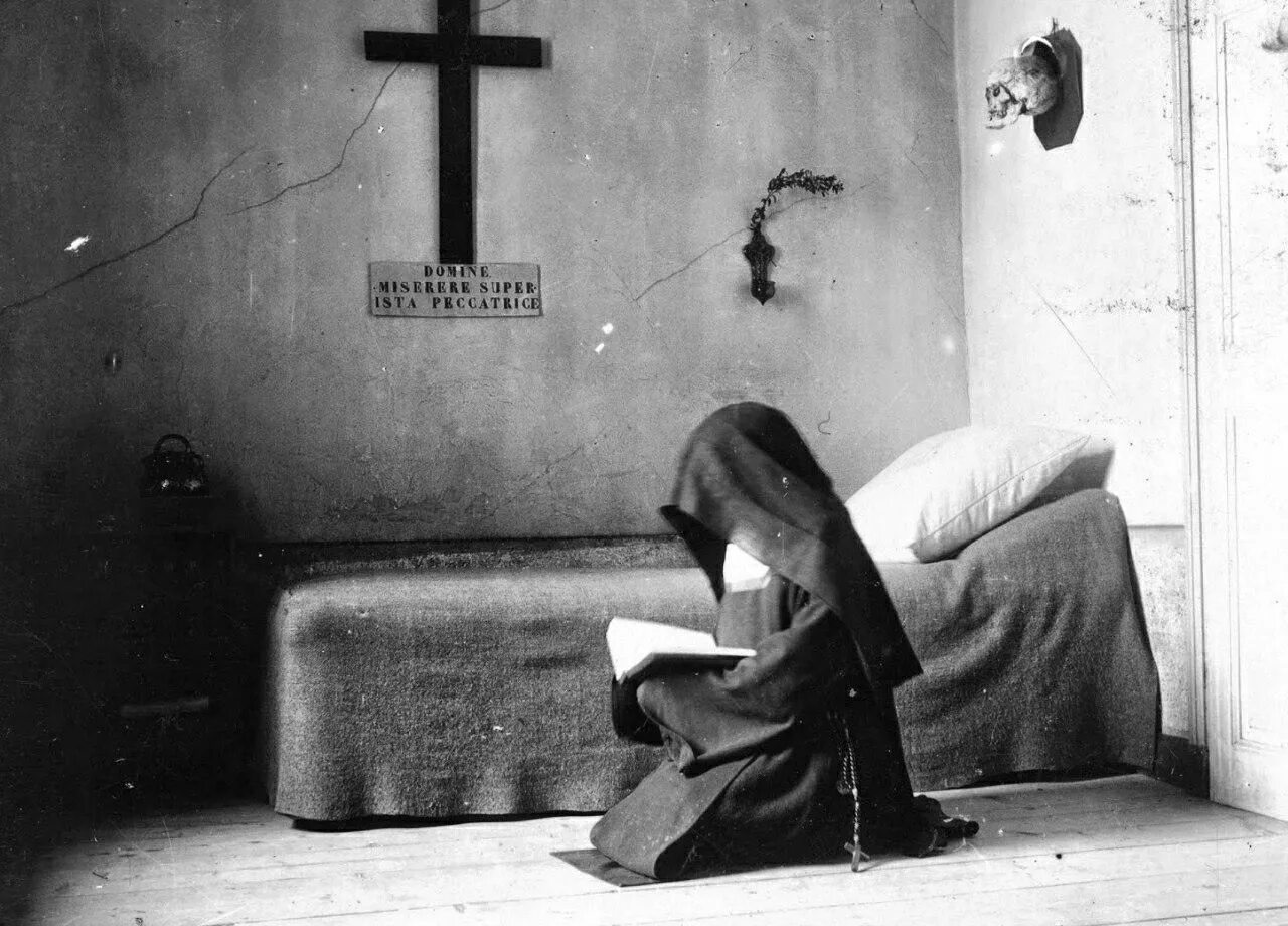 Монашка на коленях. Монахиня  la religieuse (1966). монахиня молится на коленях. келья монахини. монахиня молится в келье.