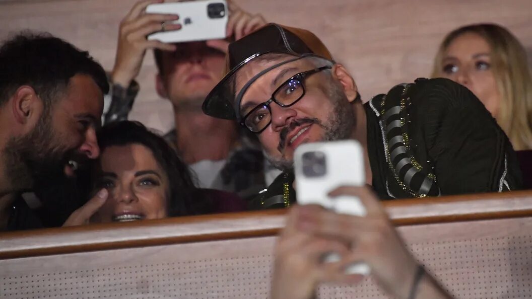 Киркоров на донбассе концерт. Киркоров на донбассе концерт. Киркоров 2023 концерт костюмы. Киркоров 2022. Киркоров на донбассе концерт.