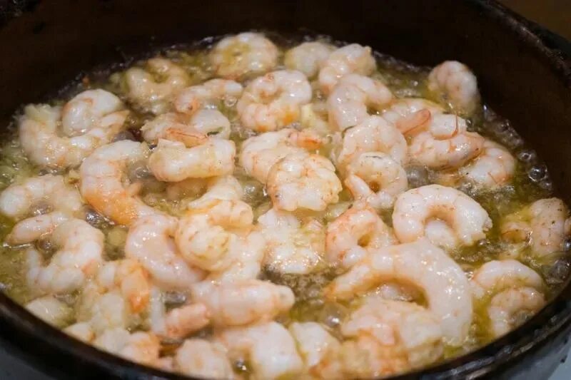 Креветки лангустины на тарелки. Креветки что приготовить. Как вкусно сварить креветки. Жареные креветки. Креветки что приготовить.