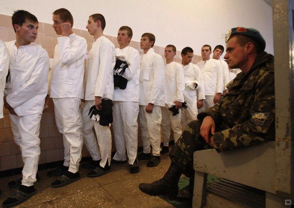 Срочники в госпитале. Солдаты в белуге. Украинские призывники. Солдаты в нательном белье.